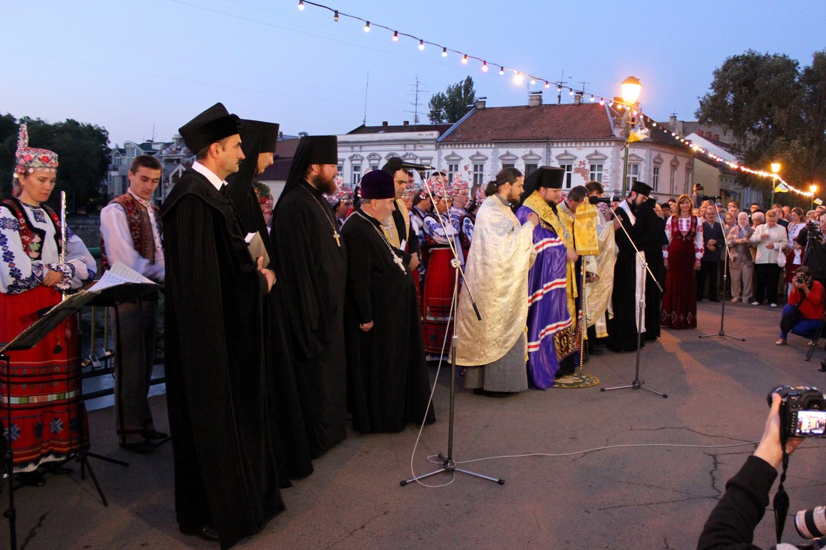 В Ужгороді світанок зустріли молитвою за Україну (ФОТО, ВІДЕО)