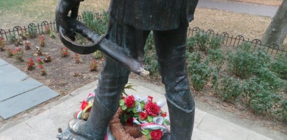 В Ужгороді вкотре зламали шаблю на пам’ятнику Шандору Петефі (ФОТО)