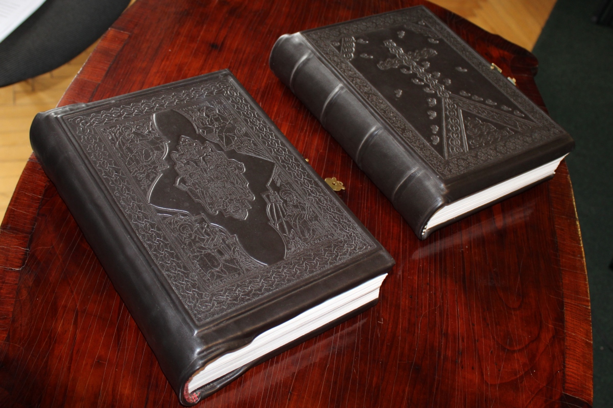 В Ужгороді презентували репринтне видання найстарішої рукописної книги Закарпаття – Королевського Євангелія (ФОТО)