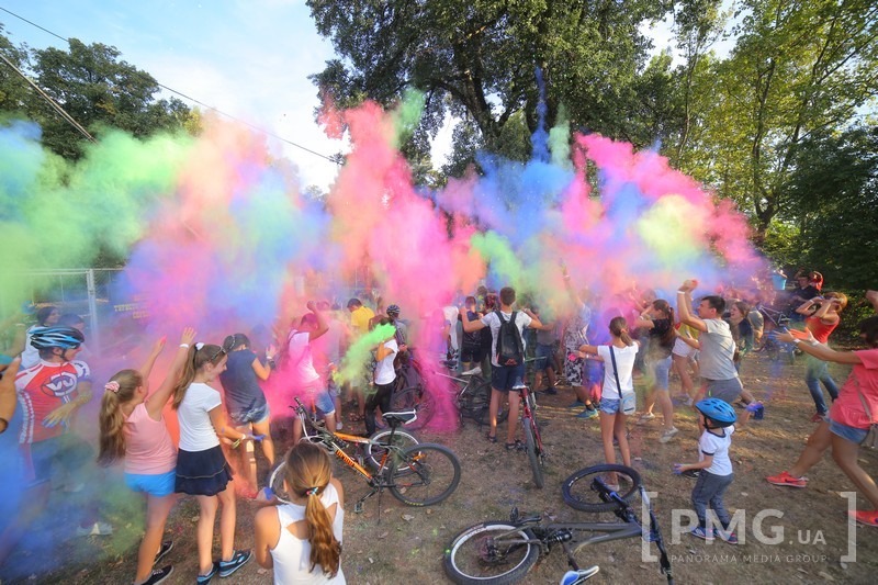 До Дня Незалежності в Мукачеві провели велозаїзд та кольоровий флеш-моб (ФОТО, ВІДЕО)