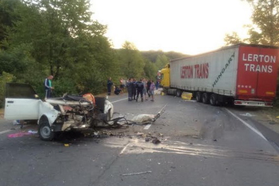 На Мукачівщині встановлюють особу водія ВАЗу, який загинув внаслідок зіткнення з фурою (ОФІЦІЙНО) (ФОТО)