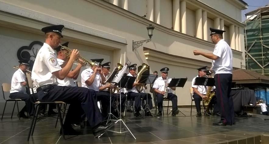 Оркестр міліції Закарпаття грав марші та популярні народні мелодії на Театральній площі в Ужгороді (ФОТО, ВІДЕО)