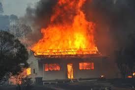 На Тячівщині під час пожежі, що сталася ввечері у житловому будинку, погоріли стіни, вікна та двері