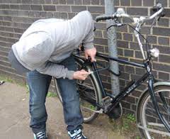 Щоб роздобути кошти на чергову дозу наркотиків, раніше судимий мукачівець скоїв крадіжку велосипеда в Ужгороді
 