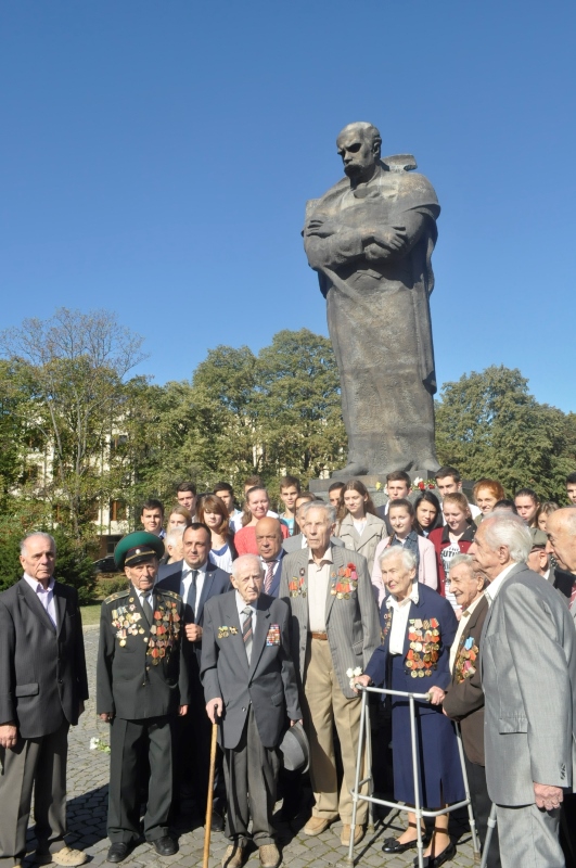В Ужгороді з нагоди Дня партизанської слави поклали квіти до монумента Кобзарю