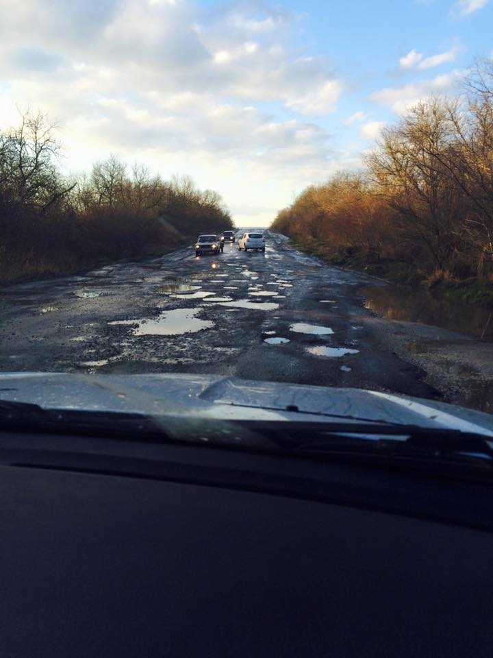 На Виноградівщині, вимагаючи ремонту автошляху "Вилок-Дякове", селяни перекрили дорогу