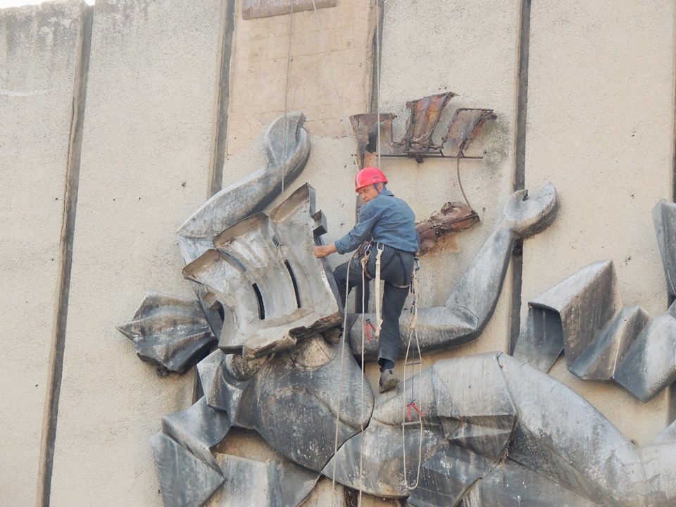 У Берегові за допомогою альпіністів з будинку культури демонтували декоративну "Музу" (ФОТО)