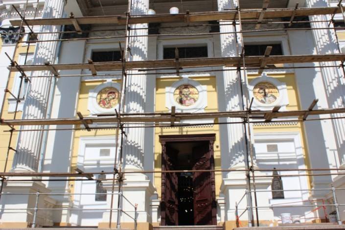 ФОТОФАКТ. У межах реставраційних робіт у греко-католицькому кафедральному соборі в Ужгороді міняють крівлю