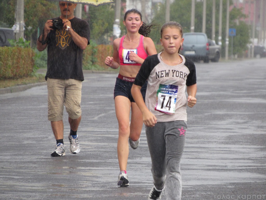 Більше сотні бігунів під дощем пробігли Мукачівську десятку" (ФОТО)