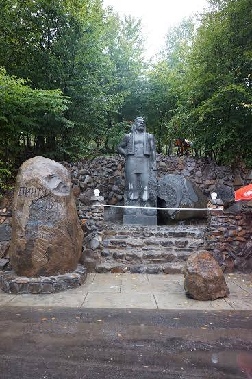 ФОТОФАКТ. У Велятині на Хустщині відкрили пам'ятник Григору Пинті
