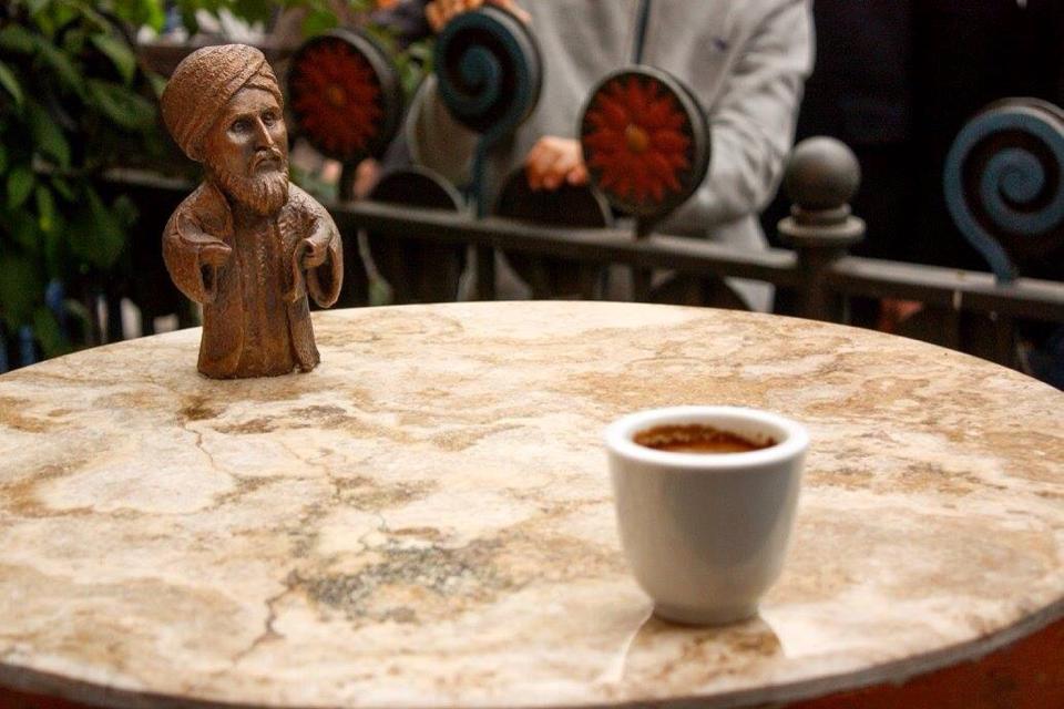 "Пам'ятник" мандрівникові аль-Ідрісі виявився манюсінькою скульптуркою на столику приватної кав'ярні (ФОТО, ВІДЕО)