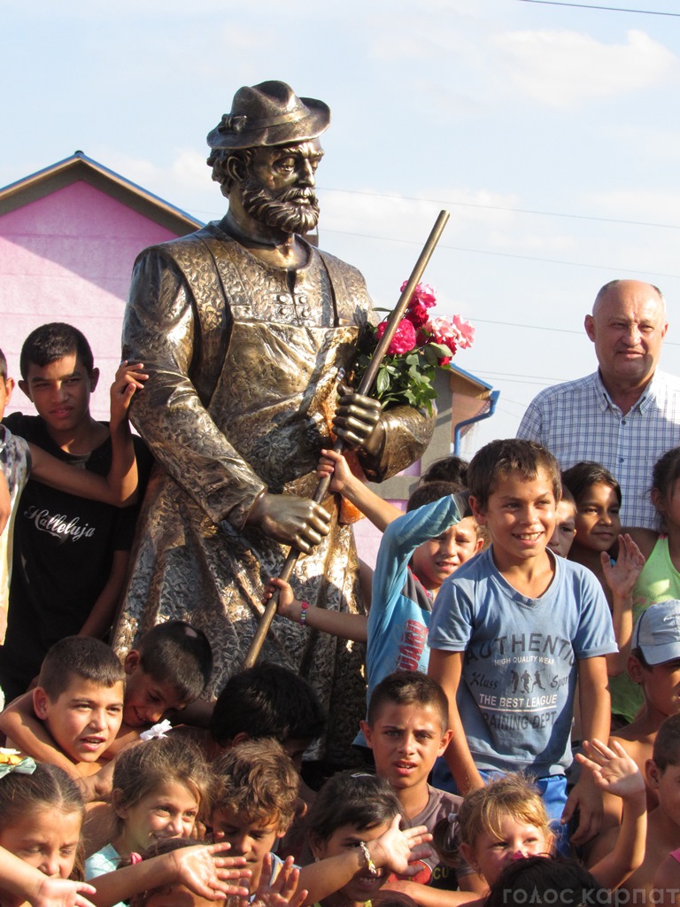 У Мукачеві відкрили пам’ятник цигану-двірнику (ФОТО)