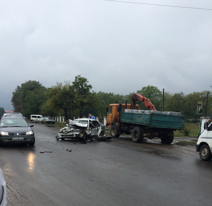 У Хусті внаслідок зіткнення з вантажівкою пасажирка легковика загинула, а водія забрали до лікарні (ФОТО)