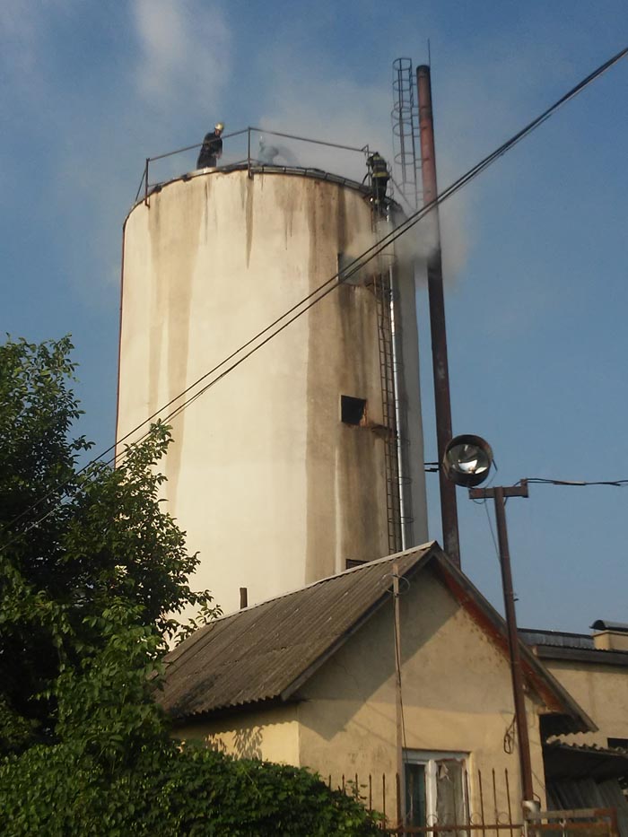 У Мукачеві зранку гасили пожежу у бункері для зберігання тирси на території приватного підприємства (ФОТО)