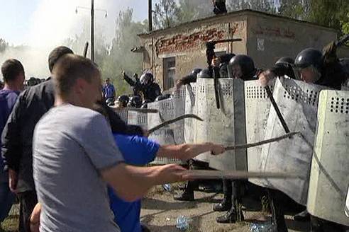 На міліцейських навчаннях із припинення масових заворушень на Мукачівщині запалили багаття з шин (ФОТО)