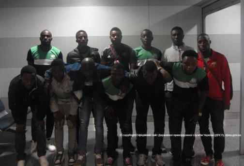 У аеропорту "Бориспіль" затримали "футбольну команду" нелегалів з Нігерії, що їхала на Закарпаття (ФОТО)