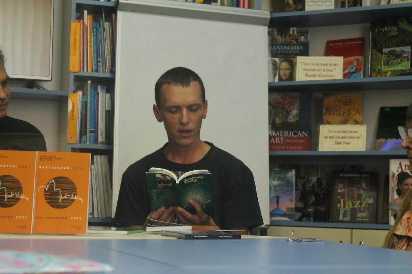 Офіцер Збройних Сил України презентував свої книги в Закарпатській обласній бібліотеці (ФОТО)