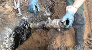 Внаслідок несанкціонованої врізки у трубу продуктопроводу на Перечинщині в Уж потрапили нафтопродукти