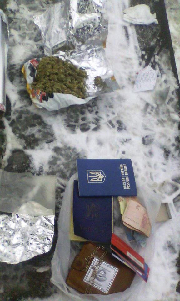 У Мукачеві у водія мікроавтобуса без номерів патрульні поліцейські виявили марихуану (ФОТО)