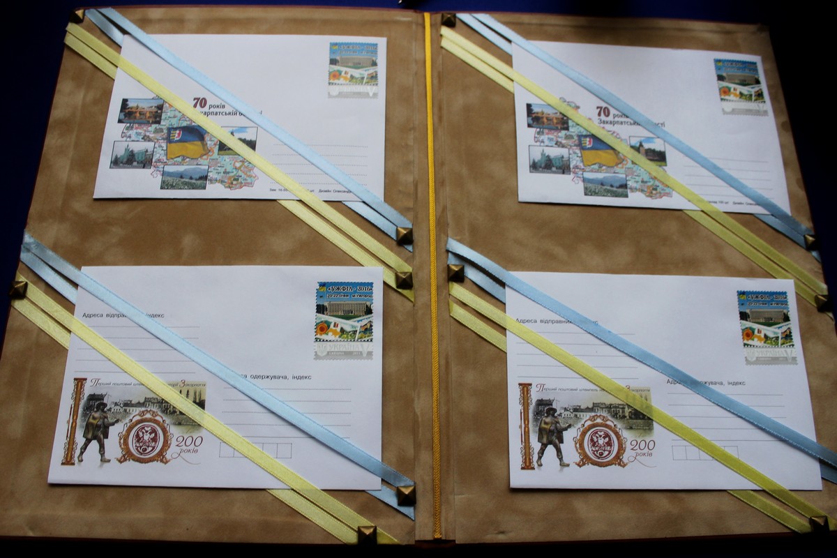 В Ужгороді представили оригінальну марку та художній конверт, виготовлені до 70-річчя створення Закарпатської області (ФОТО)