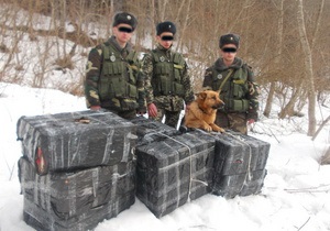 Біля румунського кордону затримали закарпатця з 12 пакунками сигарет