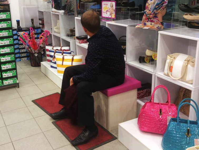 Безробітний у Мукачеві намагався винести з магазину під курткою вподобане взуття за 800 грн