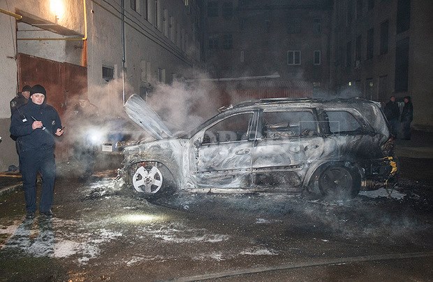 Екс-голова Закарпатської облради Чубірко готовий заплатити півмільйона тим, хто спалив його авто