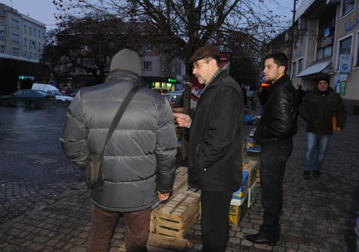 В Ужгороді, попри наявність точок на ринку, люди й далі торгують у заборонених місцях (ФОТО)