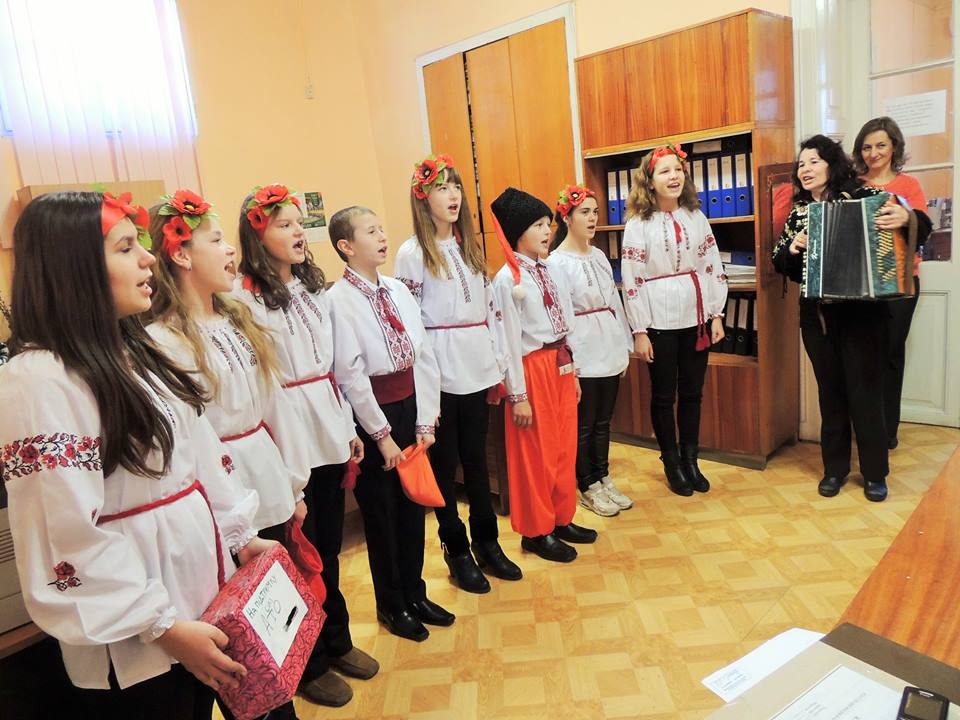Вихованці школи-інтернату посівали у Берегівській міськраді заради допомоги воїнам АТО (ФОТО)