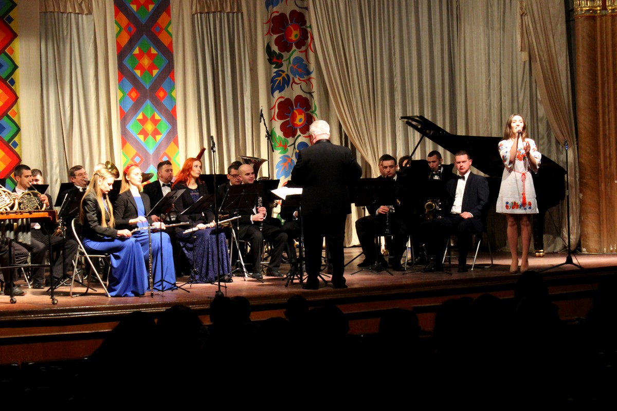 В Ужгороді естрадно-духовий оркестр виступив з концертом до Дня соборності (ФОТО)
