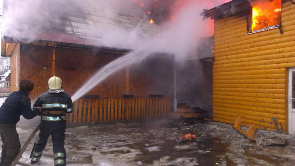 У Пилипці на Міжгірщині приборкували пожежу в будинку (ФОТО)