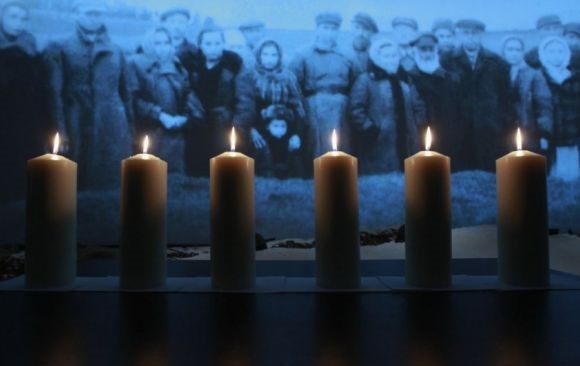 В Ужгороді жертв Голокосту вшанували фотовиставкою "Освенцімський альбом" (ВІДЕО)