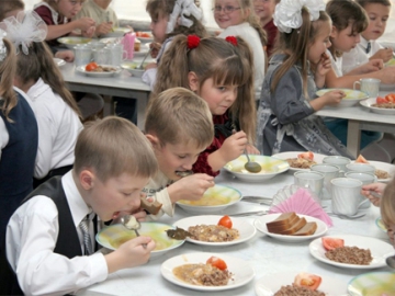 Депутати в Ужгороді зберуться на позачергову сесію заради безкоштовного харчування для школярів