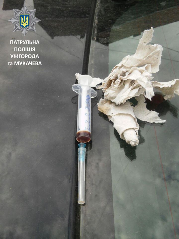 У Мукачеві при поверхневому огляді перехожого виявили шприц із "дозою" (ФОТО)