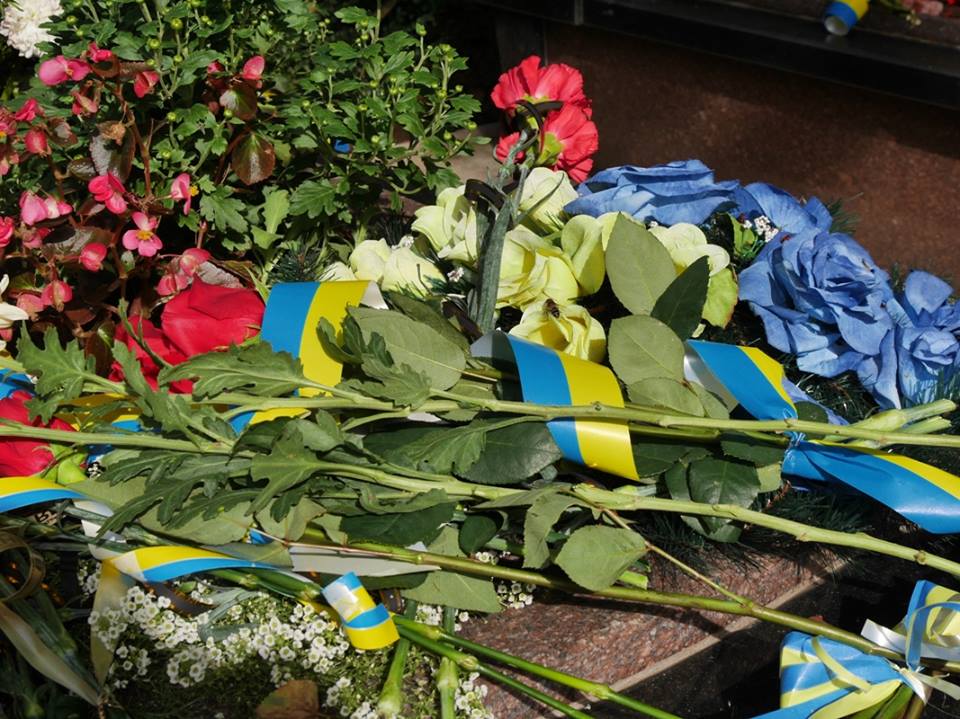 В Ужгороді влада, управлінці, дипломати та громадськість вшанували пам'ять полеглих оборонців квітами на Пагорбі Слави (ФОТО)