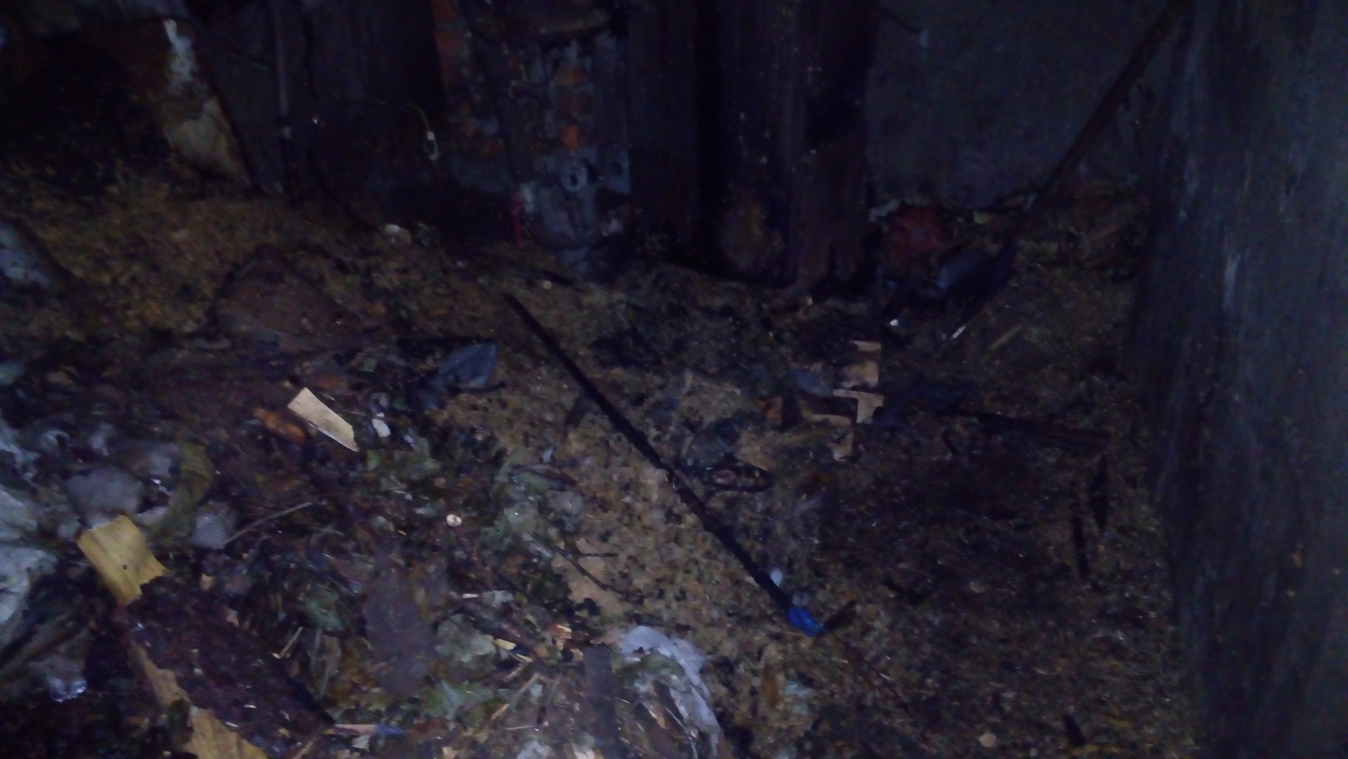 Пожежа в будинку на Рахівщині, в якій згоріло 150 кг тирси, почалася з підвалу й через намагання розпалити котел (ФОТО)