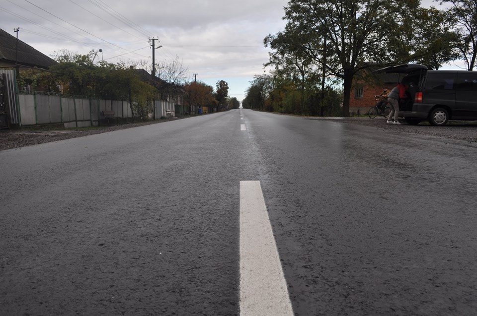 На Закарпатті між пунктами пропуску з Угорщиною та Румунією презентували нову дорогу товщиною 43 см і гарантією 15 років (ФОТО)