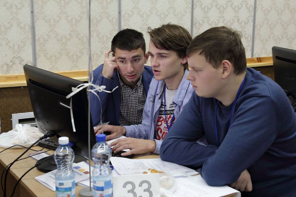 Студентські команди УжНУ забезпечили собі місця в топ-10 кращих на Чемпіонаті Угорщини з алгоритмічного програмування