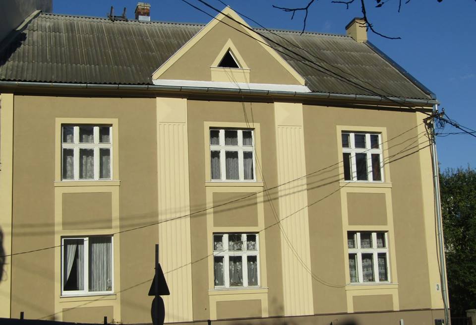 На Театральній, Петефі та Підгірній в Ужгороді капітально відремонтували ще кілька фасадів (ФОТО)