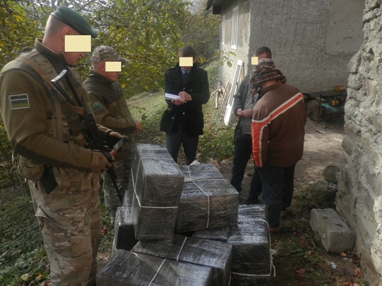 У сараї за 100 м від кордону на Рахівщині знайшли 8 пакунків із сигаретами, ще 2 пакунки покинули двоє, які втекли від патруля (ФОТО)