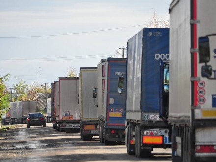 На Закарпатті, на кордоні з Румунією утворилася черга з вантажних автомобілів