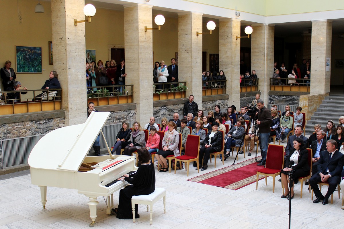 Етелла Чуприк перша зіграла на відреставрованому роялі в атріумі ОДА (ФОТО, ВІДЕО)