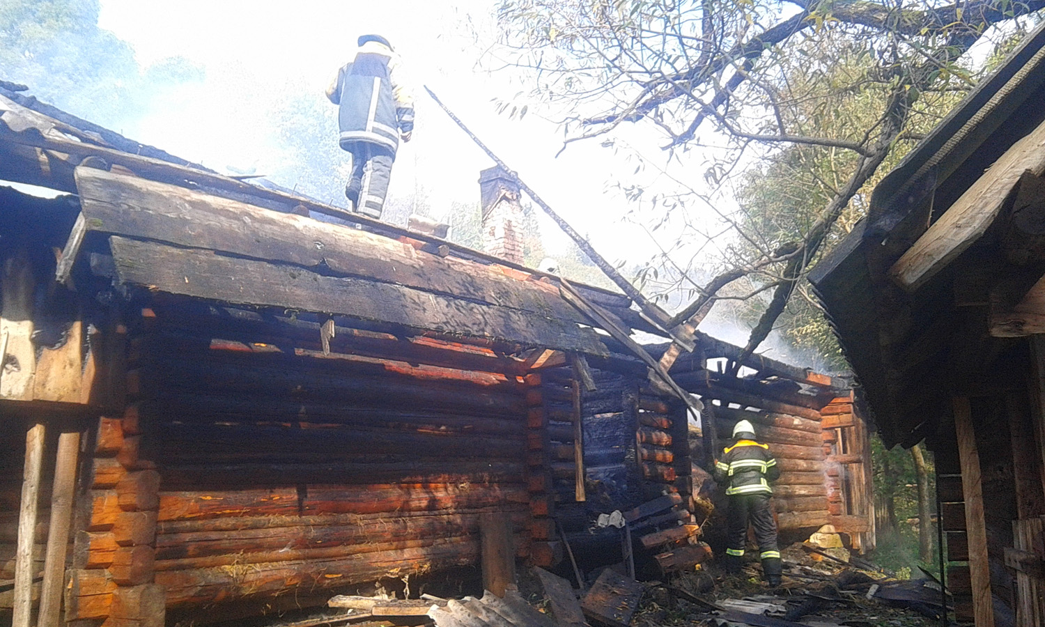 На Міжгірщині спричнена коротким замиканням пожежа в надвірній споруді могла знищити будинок та дроварні (ФОТО)