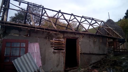 На Свалявщині порятували худобу з палаючого сараю та вберегли від пожежі сусідній будинок (ФОТО)