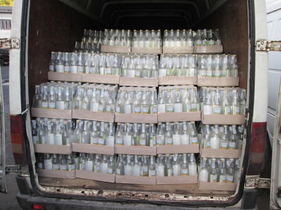 У Хусті затримали водія, котрий під виглядом будматеріалів перевозив майже 300 ящиків горілки (ФОТО)