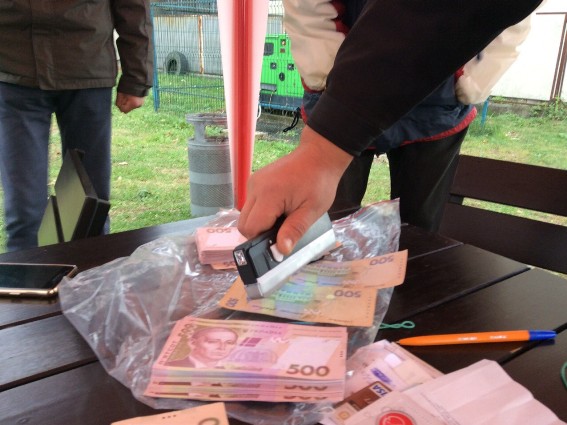 У Мукачеві затримали двох "напарників", котрі вимагали у закарпатця 10 тис євро, маючи при собі "травмат" і наркотики (ФОТО)