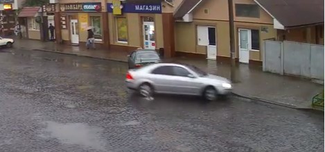 У Мукачеві "Форд" на слизькій від дощу дорозі з розвороту вдарив "Ланос" (ВІДЕО)