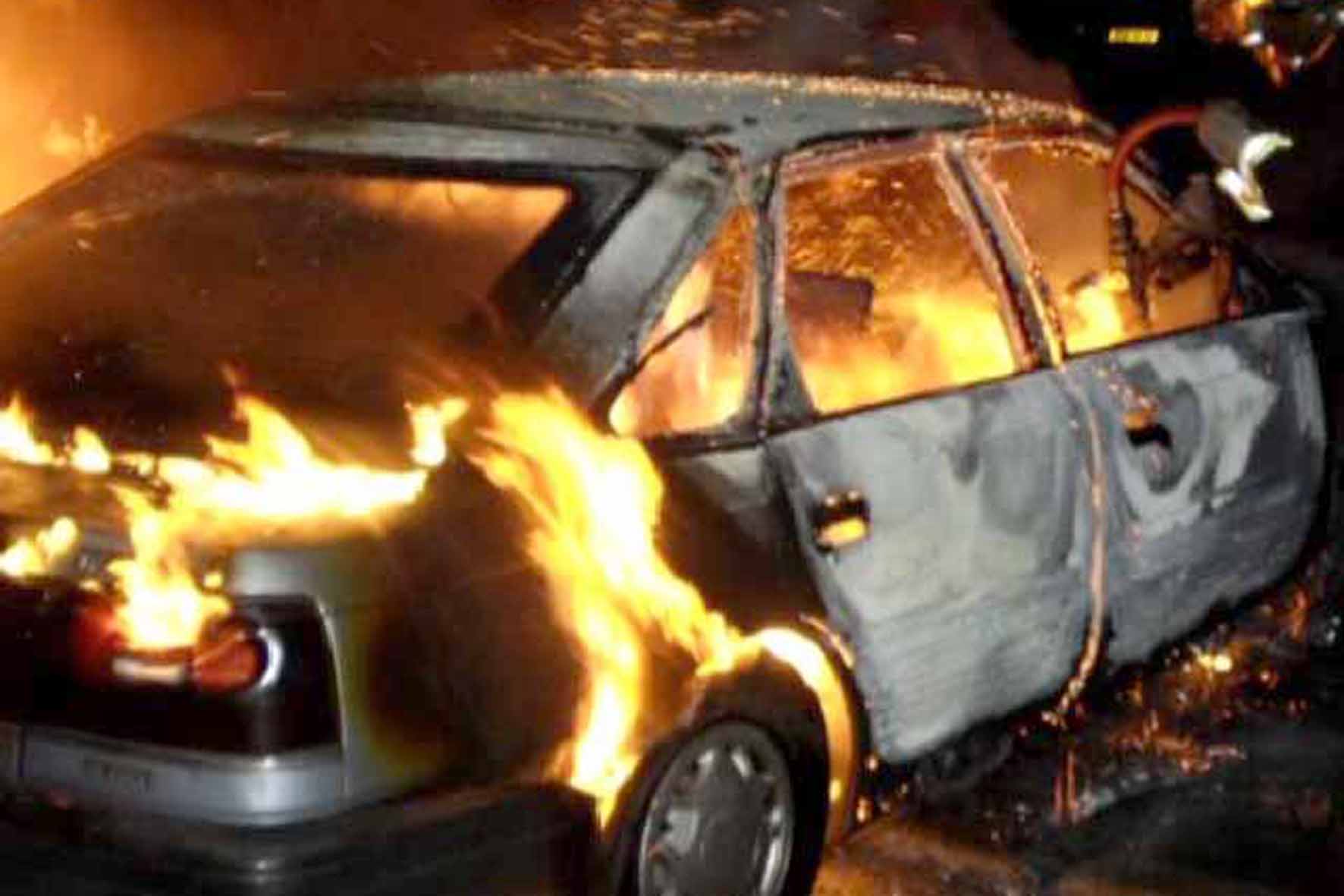 Уночі проти четверга в Мукачеві пожежа в Mitsubishi пошкодила ще й сусіднє авто Skoda