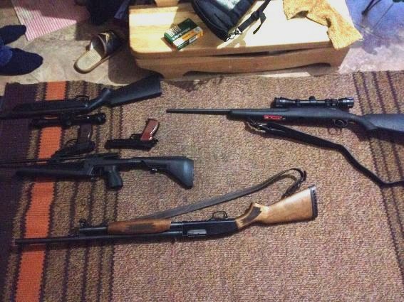 Під час обшуку в будинку тячівця знайшли 3 рушниці та 2 пістолети (ФОТО)