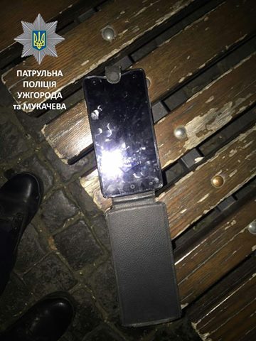 П'яний чоловік в Ужгороді, забувши на лавиці телефон, викликав поліцію повідомленням про грабіж (ФОТО)